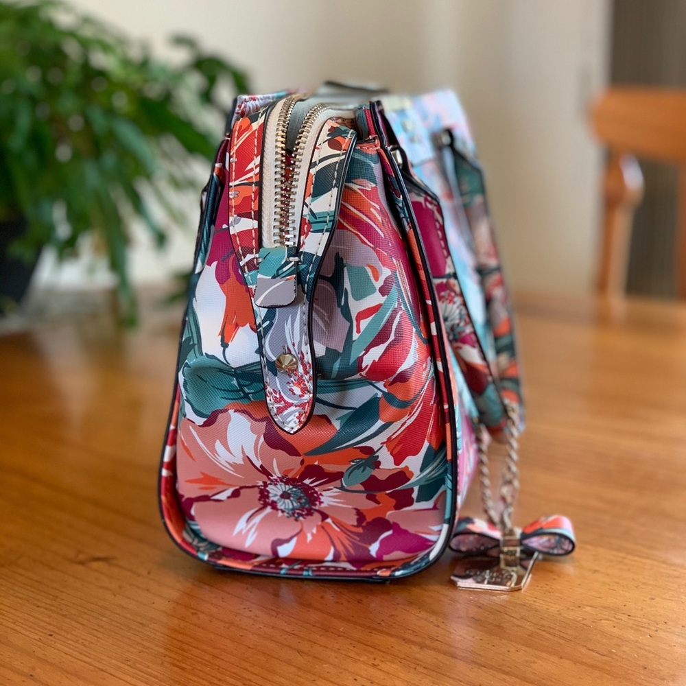Guess Handbag- as new! - Picture 3 of 5